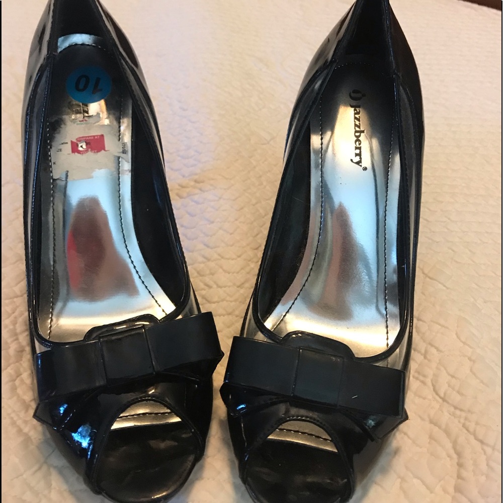 Very cute pumps with bows.